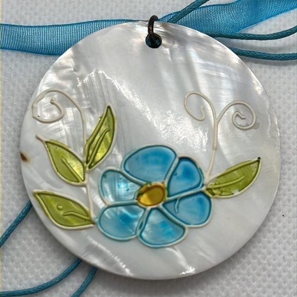 Necklace Shell Pendant with Faux Cloisonné Floral Pattern and Ribbon - Picture 3 of 4